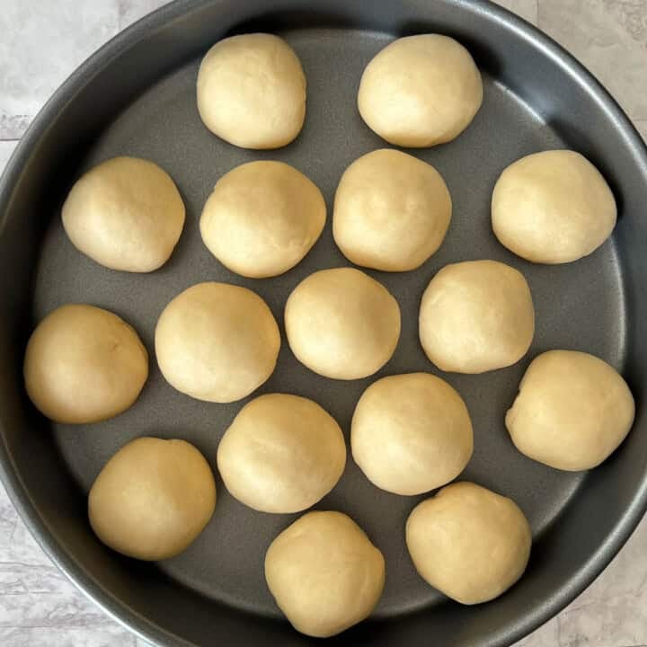 honeycomb bread balls in the pan before rise