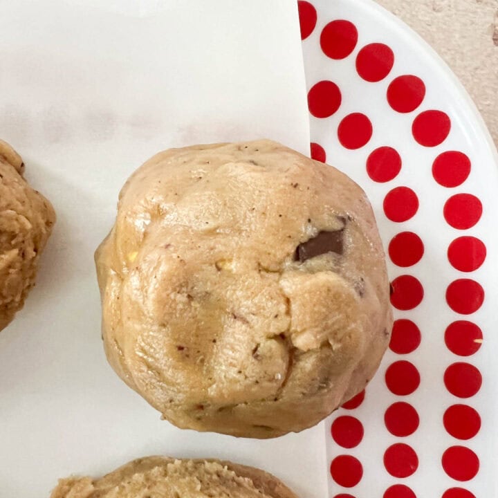 form the dough around the pistachio cream