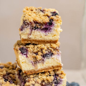 stack of blueberry crumble cheesecake