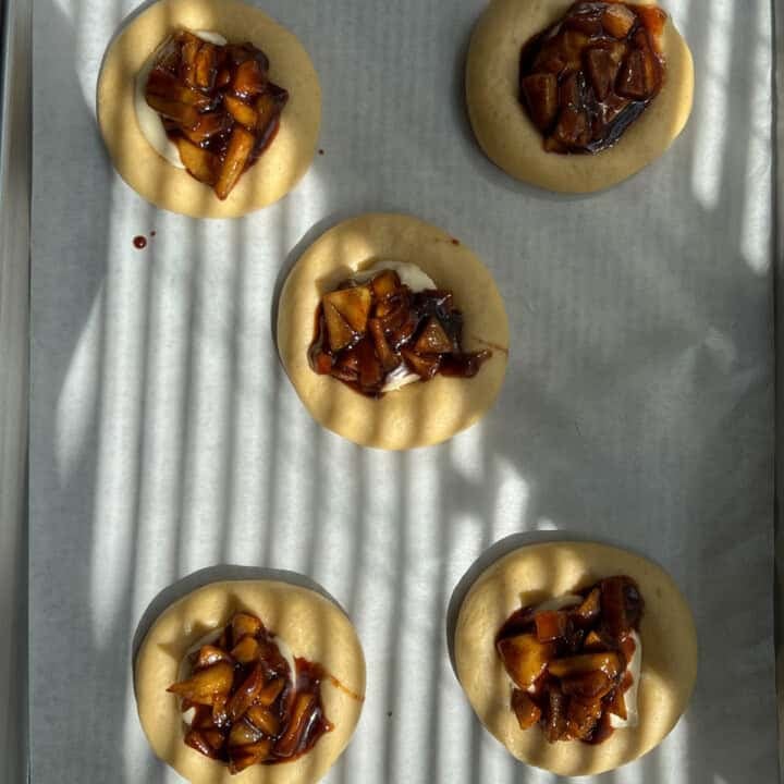 apple filling in bun