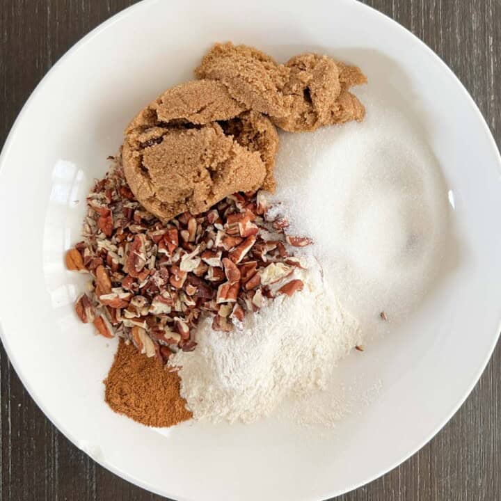 mix the pecan streusel